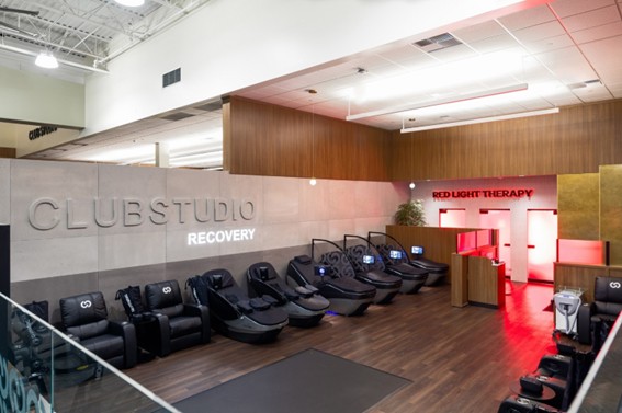 Interior de un Club Studio con salas boutique, zona recovery y espacios de bienestar.